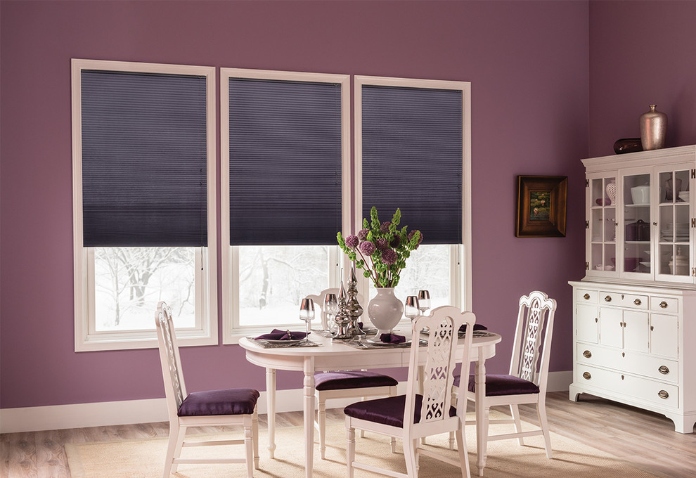 Ispirazione per una sala da pranzo classica con pareti viola e parquet chiaro