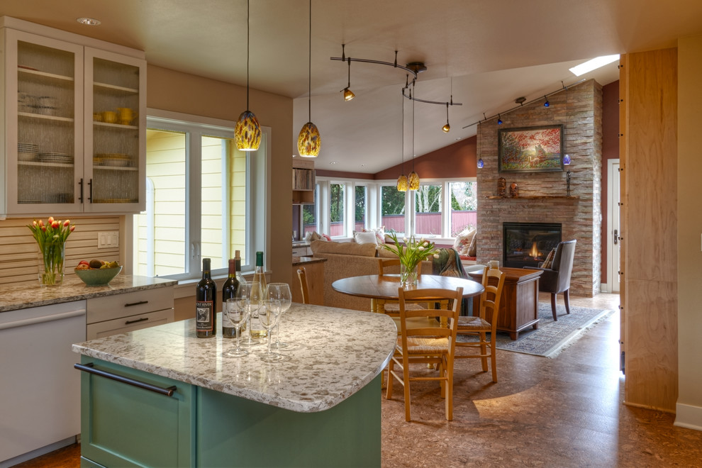 Idée de décoration pour une petite salle à manger ouverte sur la cuisine craftsman avec un sol en liège, un mur beige, une cheminée standard, un manteau de cheminée en pierre et un sol marron.