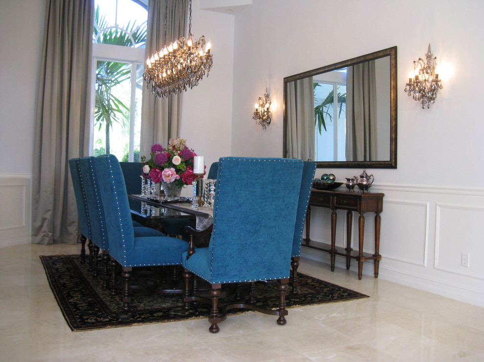 Esempio di una sala da pranzo chic chiusa e di medie dimensioni con pareti blu e pavimento in marmo