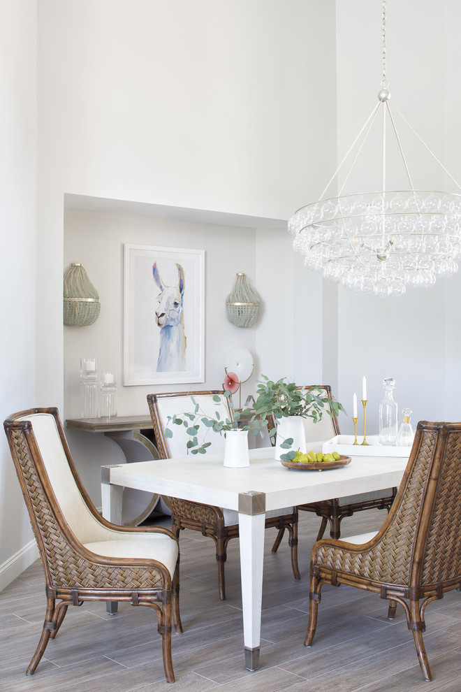 Ispirazione per una sala da pranzo costiera con pareti bianche, parquet chiaro e pavimento beige