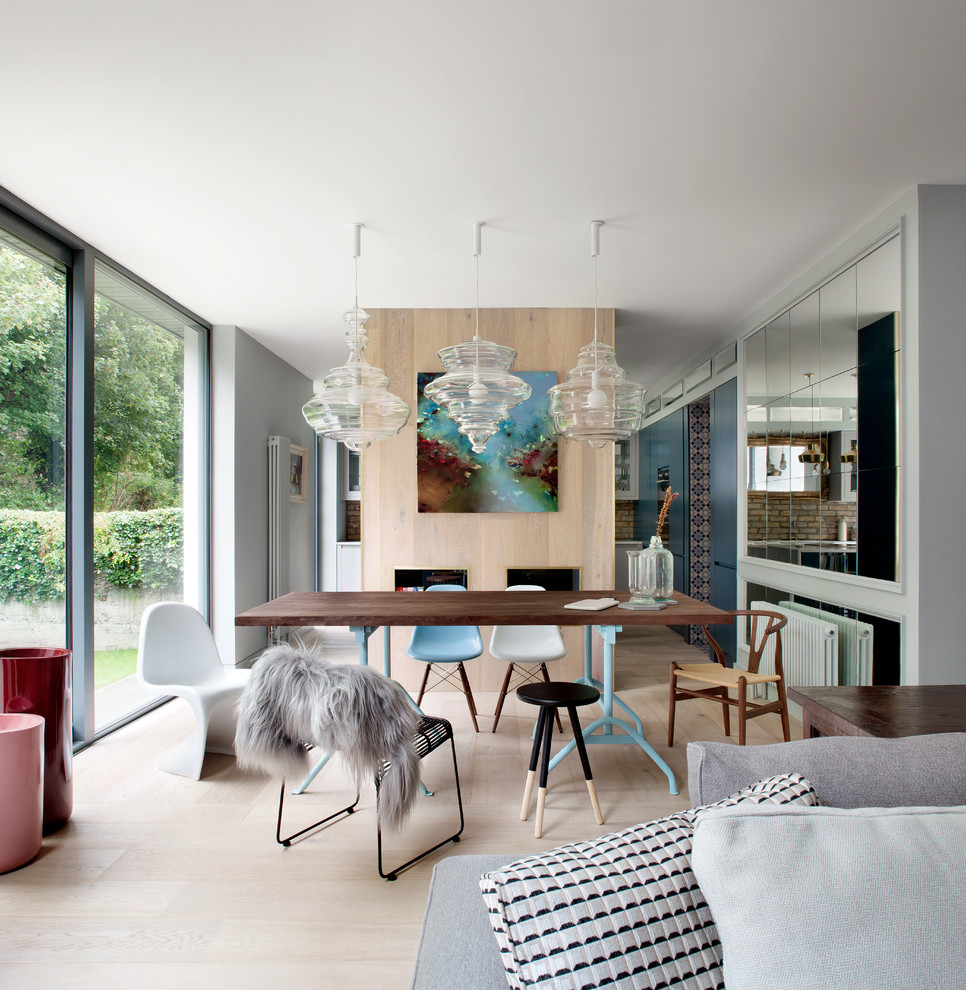 Moderne Wohnküche mit hellem Holzboden in Dublin