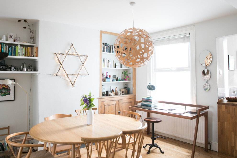 Réalisation d'une petite salle à manger design avec un mur blanc, parquet clair, un sol beige et éclairage.