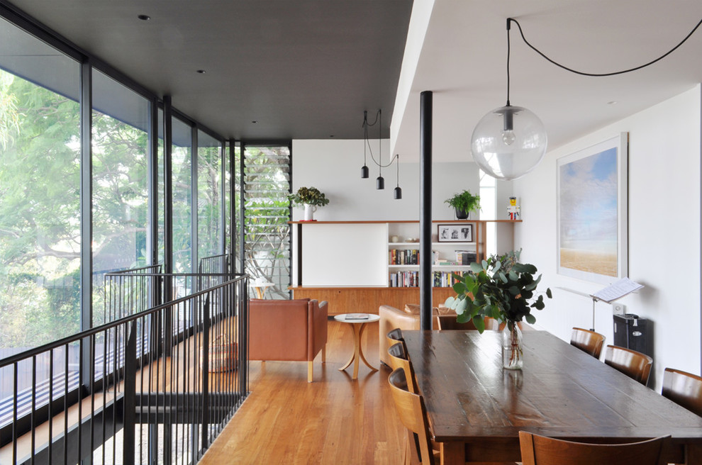 Idee per una sala da pranzo stile marinaro di medie dimensioni con pareti bianche, pavimento in legno massello medio e nessun camino