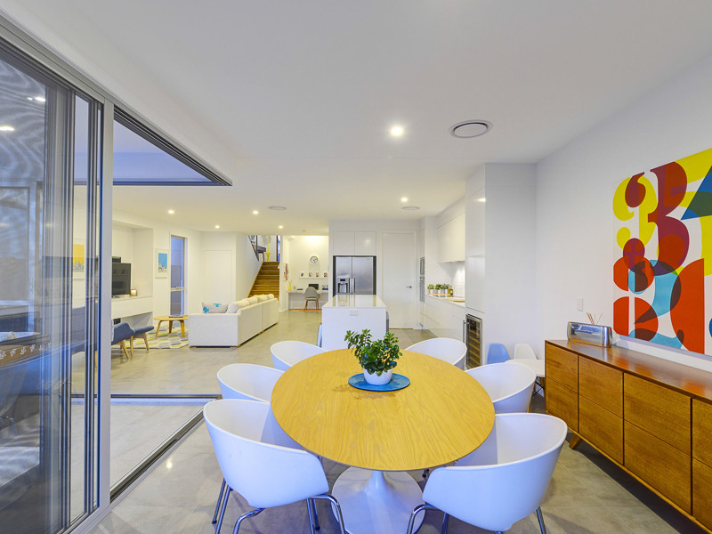 Mittelgroße Moderne Wohnküche mit weißer Wandfarbe und Porzellan-Bodenfliesen in Brisbane