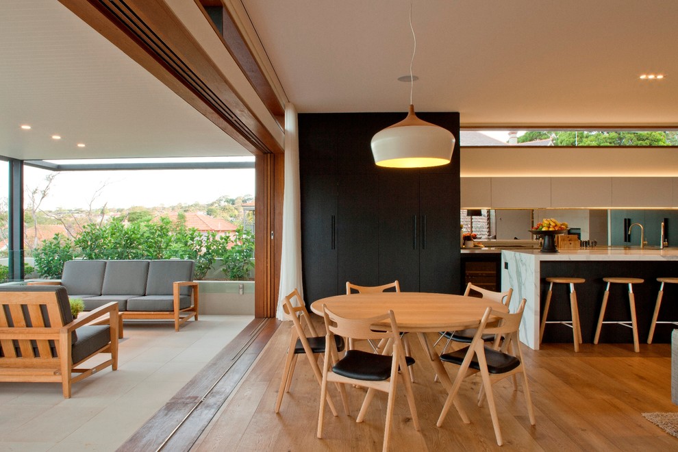 Idee per una sala da pranzo aperta verso il soggiorno contemporanea con pavimento in legno massello medio e pavimento beige