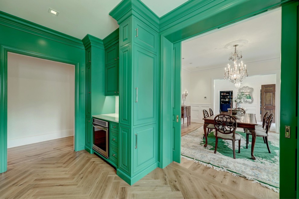 Geschlossenes, Großes Stilmix Esszimmer mit grüner Wandfarbe, braunem Holzboden und braunem Boden in Baltimore