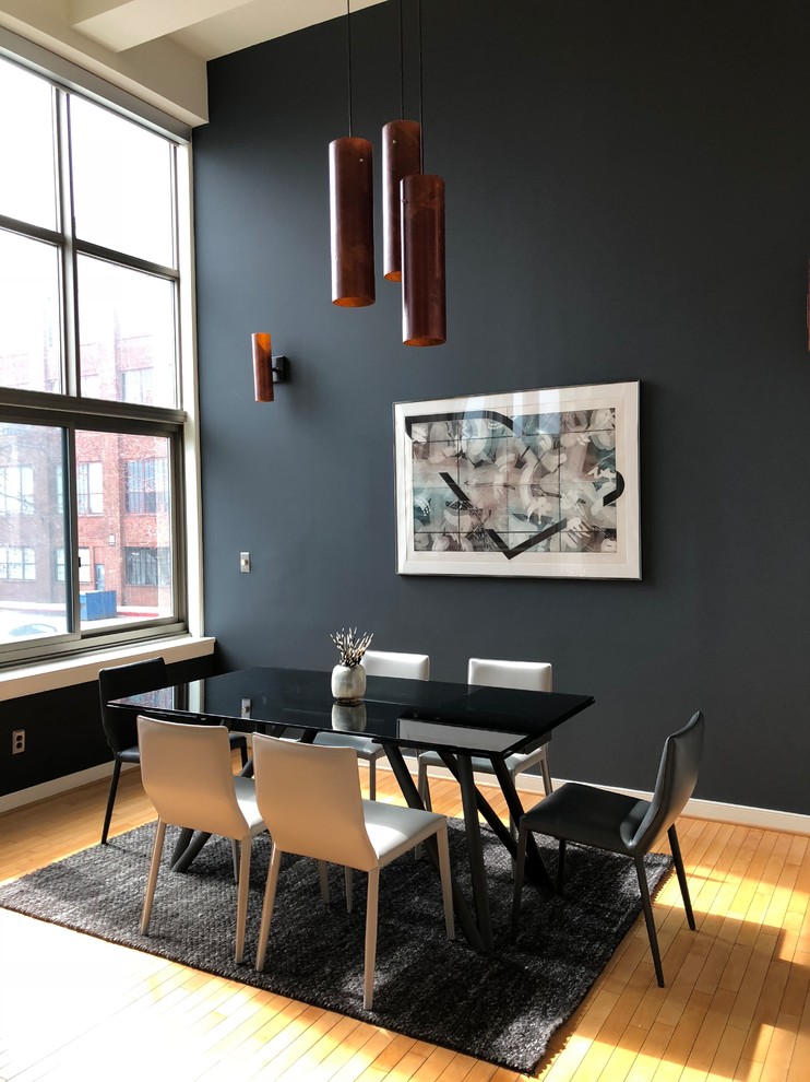 Geräumige Moderne Wohnküche mit grauer Wandfarbe, Bambusparkett und braunem Boden in Baltimore