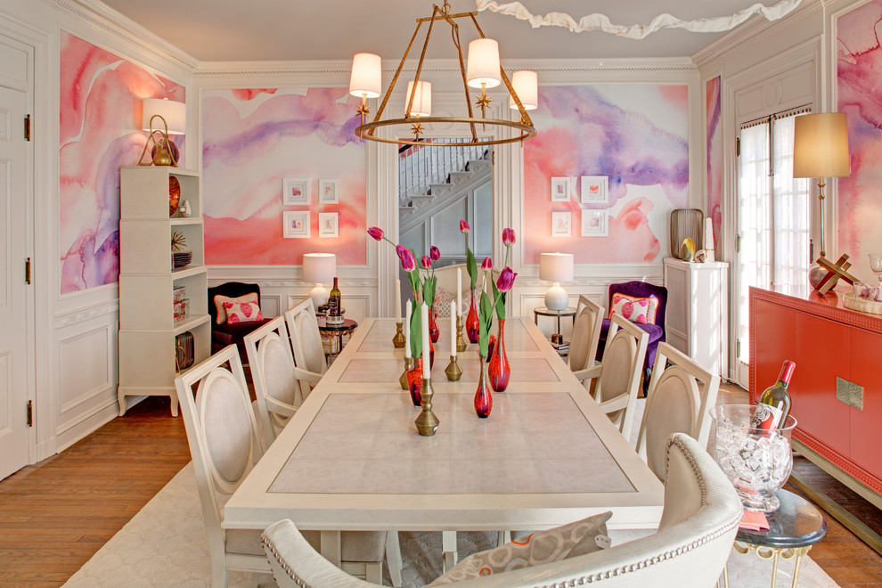 Inspiration pour une salle à manger traditionnelle fermée avec un mur rose, un sol en bois brun et aucune cheminée.