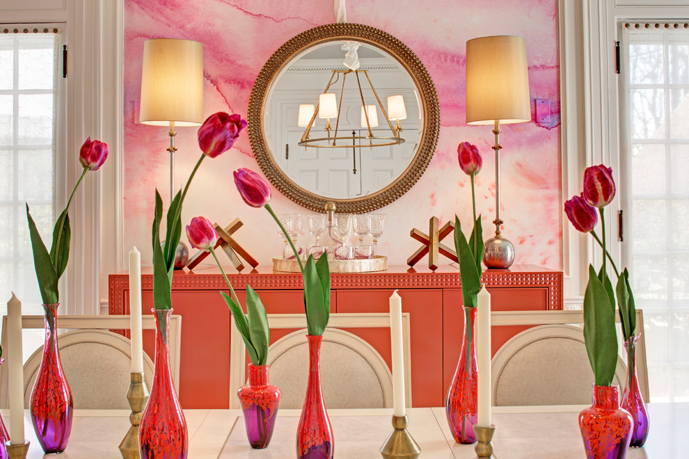 Стильный дизайн: отдельная столовая в стиле неоклассика (современная классика) с розовыми стенами - последний тренд