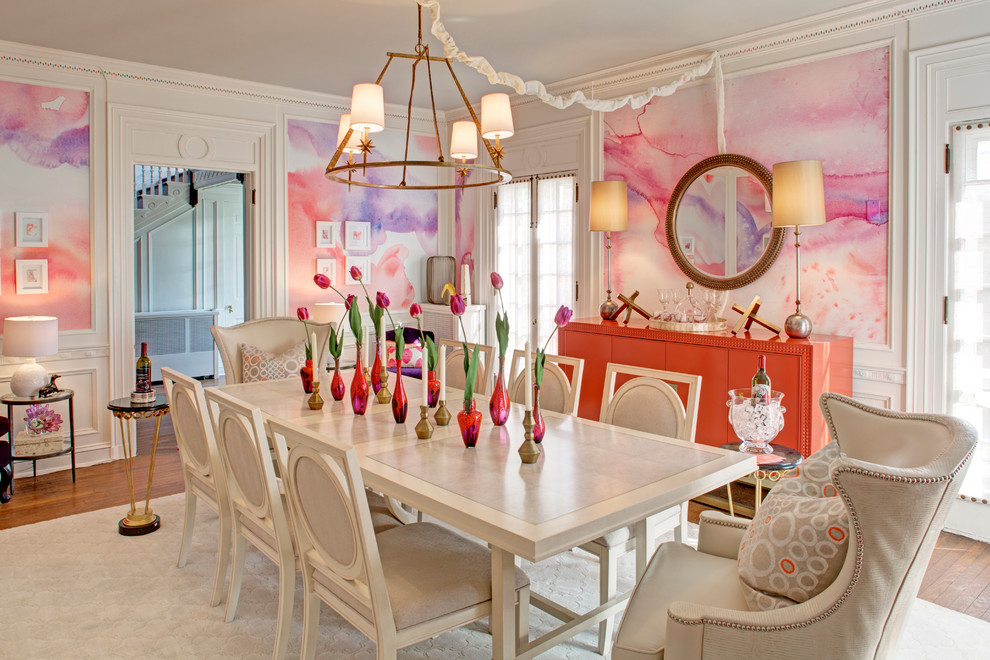 Ispirazione per una sala da pranzo classica chiusa con pareti rosa, pavimento in legno massello medio e nessun camino