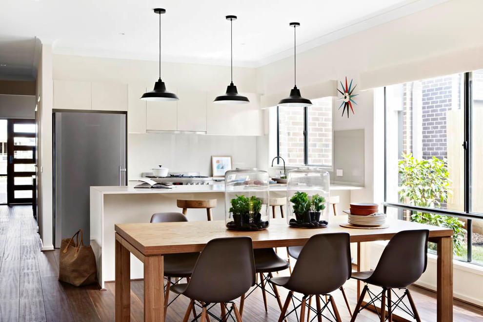 Moderne Wohnküche ohne Kamin mit beiger Wandfarbe und braunem Holzboden in Melbourne