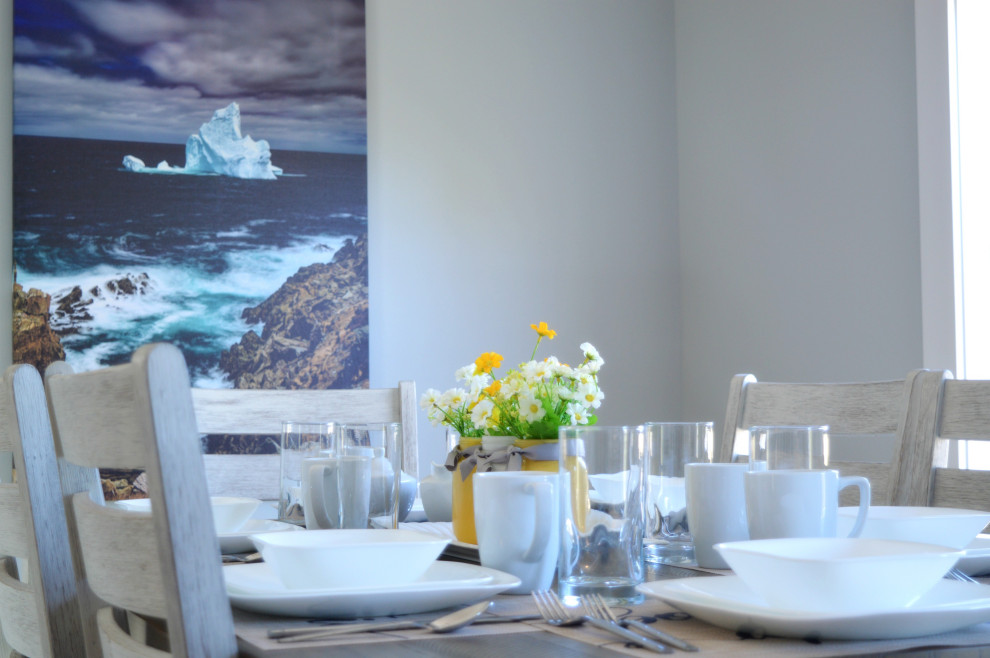 Idee per una sala da pranzo aperta verso la cucina stile marino di medie dimensioni con pareti grigie, parquet chiaro, pavimento beige e soffitto a volta
