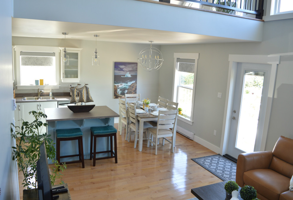 Réalisation d'une salle à manger ouverte sur la cuisine marine de taille moyenne avec un mur gris, parquet clair, un sol beige et un plafond voûté.