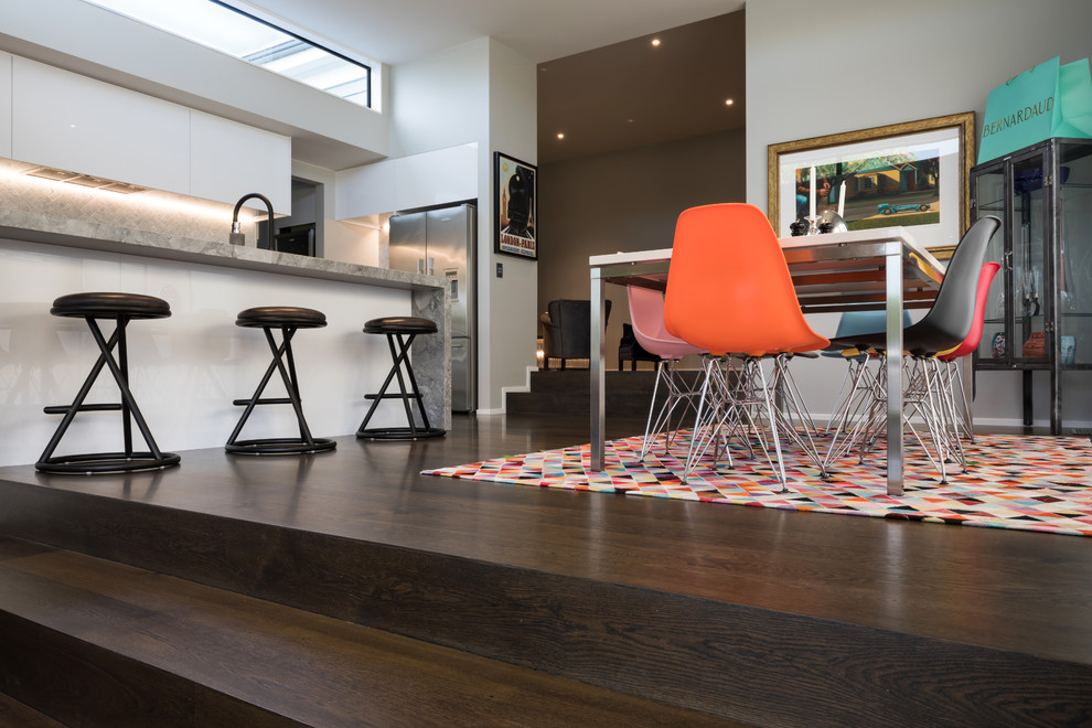 Mittelgroße Moderne Wohnküche mit grauer Wandfarbe und dunklem Holzboden in Sonstige