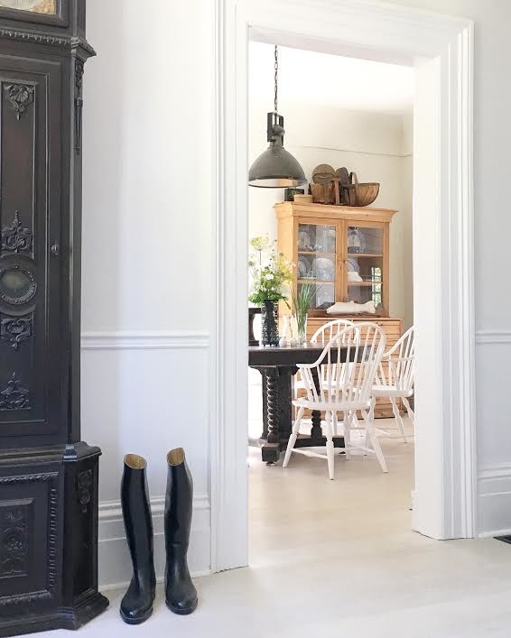 Idee per una sala da pranzo aperta verso la cucina country con pareti bianche e pavimento in legno verniciato