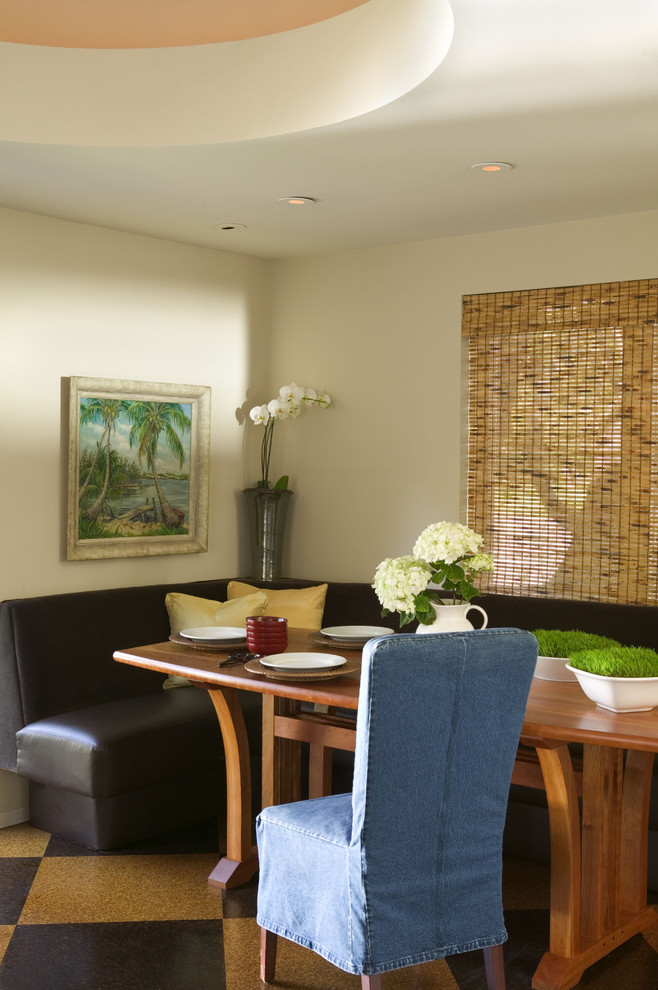 Idée de décoration pour une grande salle à manger ouverte sur le salon design avec un mur blanc, un sol en liège et un sol marron.