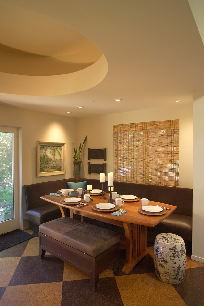 Источник вдохновения для домашнего уюта: большая гостиная-столовая в современном стиле с белыми стенами, пробковым полом и коричневым полом