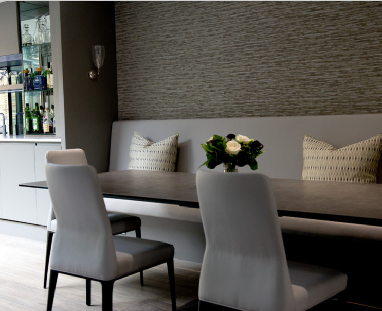 Идея дизайна: столовая в современном стиле с серебряными стенами, полом из керамогранита и серым полом