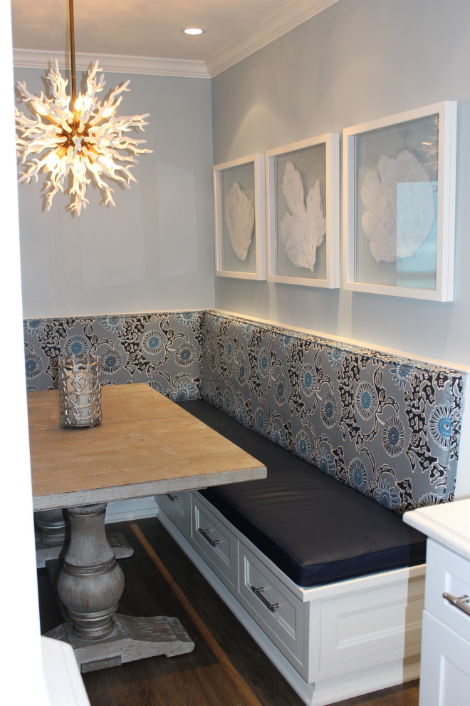 Пример оригинального дизайна: маленькая кухня-столовая в стиле неоклассика (современная классика) с синими стенами, паркетным полом среднего тона и коричневым полом для на участке и в саду