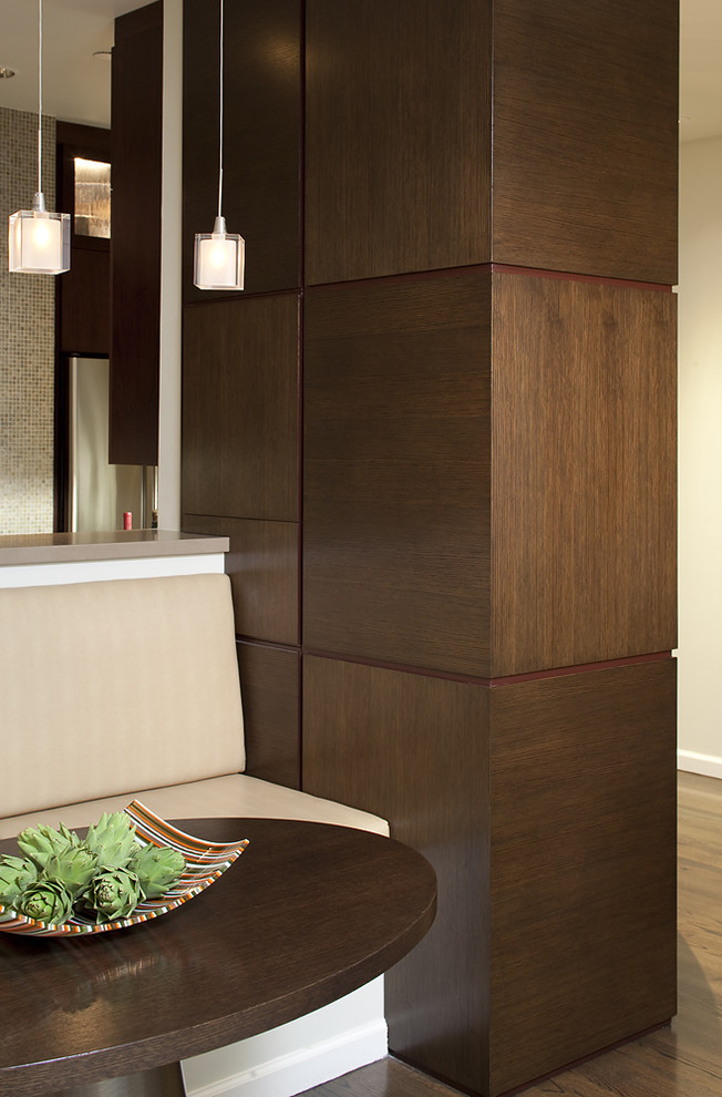 Modernes Esszimmer mit braunem Holzboden in Dallas