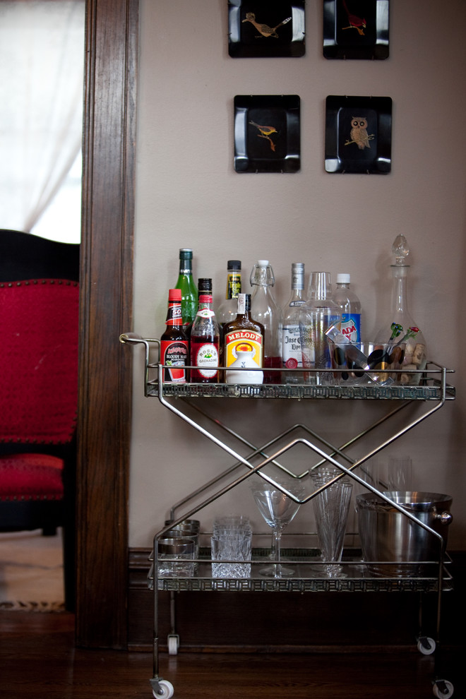 Home bar - traditional home bar idea in Omaha