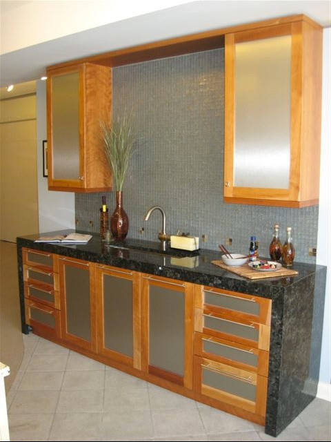 Idée de décoration pour une petite salle à manger ouverte sur la cuisine design avec un mur bleu, un sol en calcaire et un sol gris.