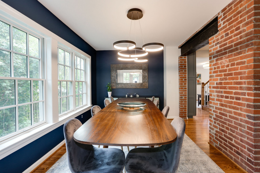 Свежая идея для дизайна: гостиная-столовая среднего размера в стиле неоклассика (современная классика) с синими стенами, паркетным полом среднего тона, коричневым полом и кирпичными стенами - отличное фото интерьера