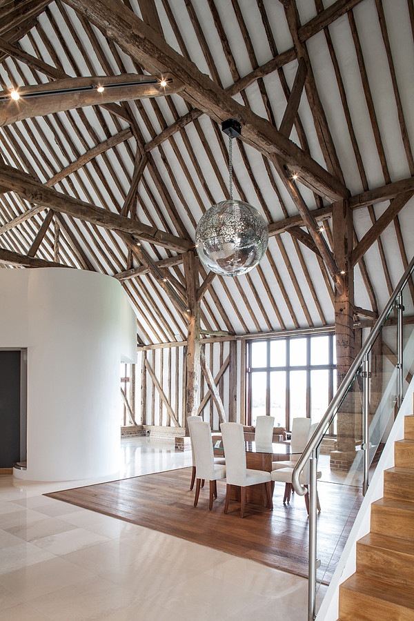 Esempio di un'ampia sala da pranzo aperta verso il soggiorno country con pareti bianche e pavimento in legno massello medio