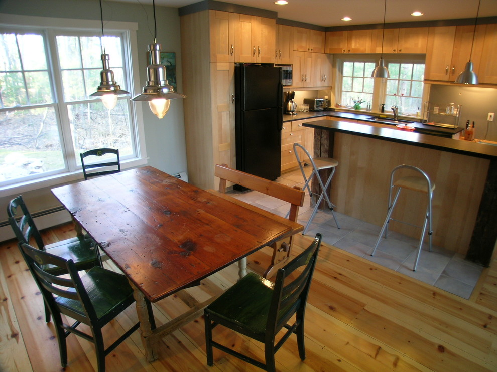 На фото: кухня-столовая в стиле кантри с паркетным полом среднего тона и серыми стенами с