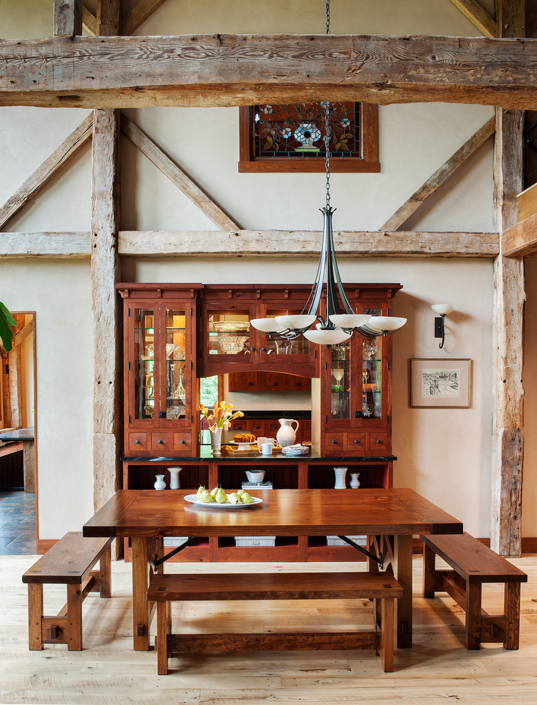 Foto de comedor de estilo de casa de campo con paredes blancas, suelo de madera clara y suelo beige