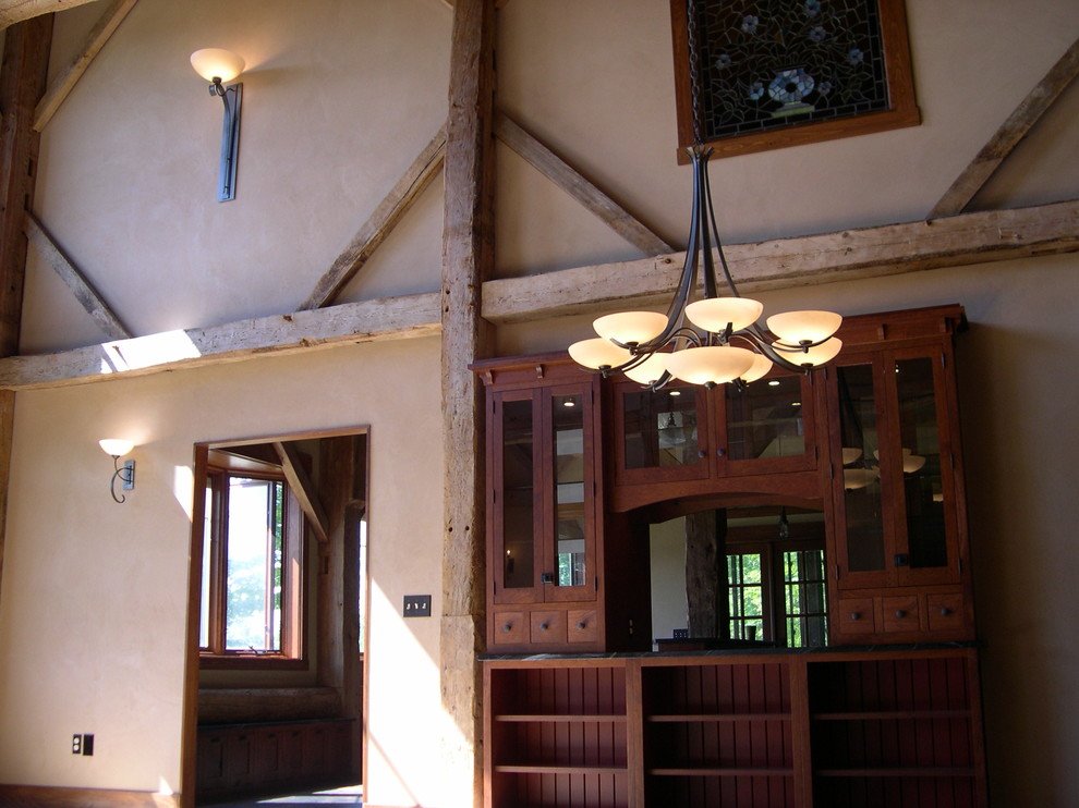 Große Landhaus Wohnküche mit beiger Wandfarbe und hellem Holzboden in Burlington