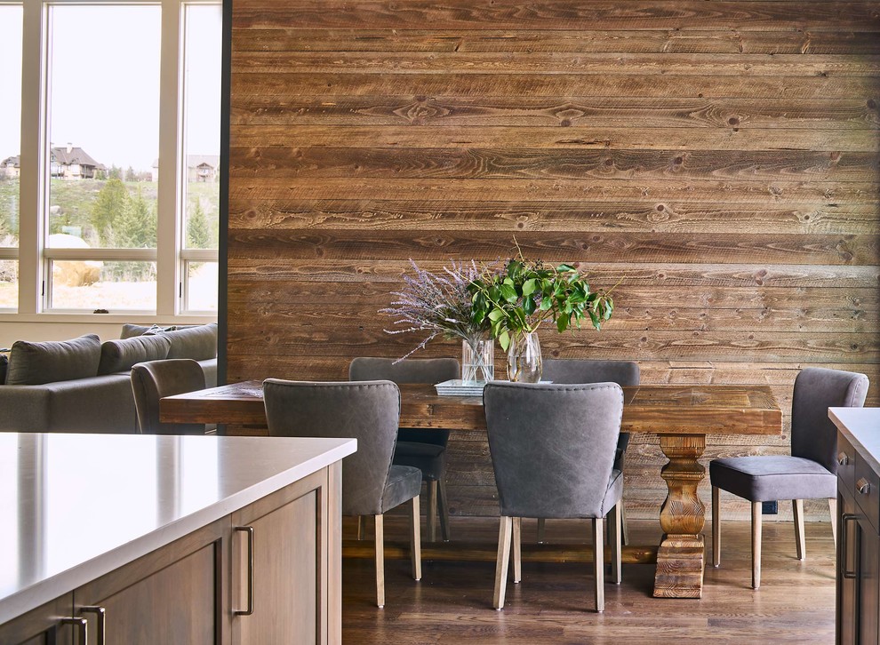 Landhaus Wohnküche mit brauner Wandfarbe, dunklem Holzboden und braunem Boden in Denver