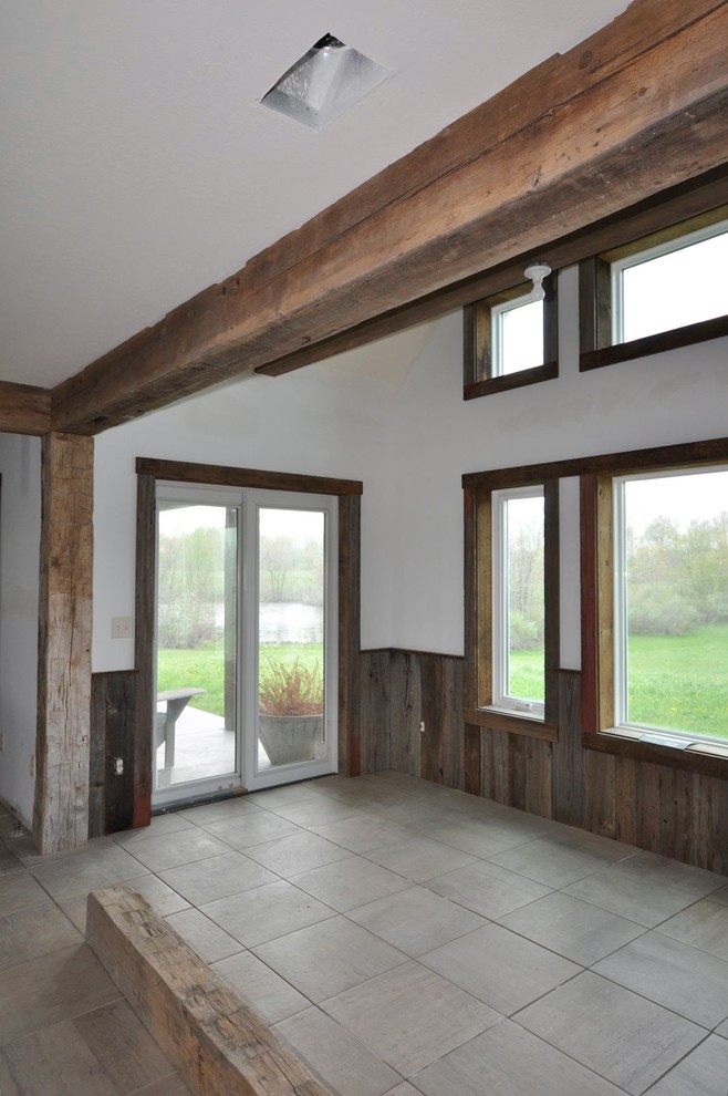 Foto di una sala da pranzo aperta verso la cucina boho chic di medie dimensioni con pareti bianche e pavimento in gres porcellanato