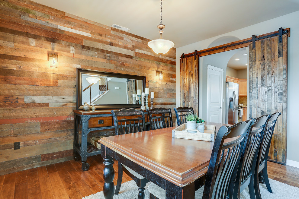 Idee per una sala da pranzo aperta verso la cucina rustica di medie dimensioni con pareti marroni, pavimento in legno massello medio e pavimento marrone