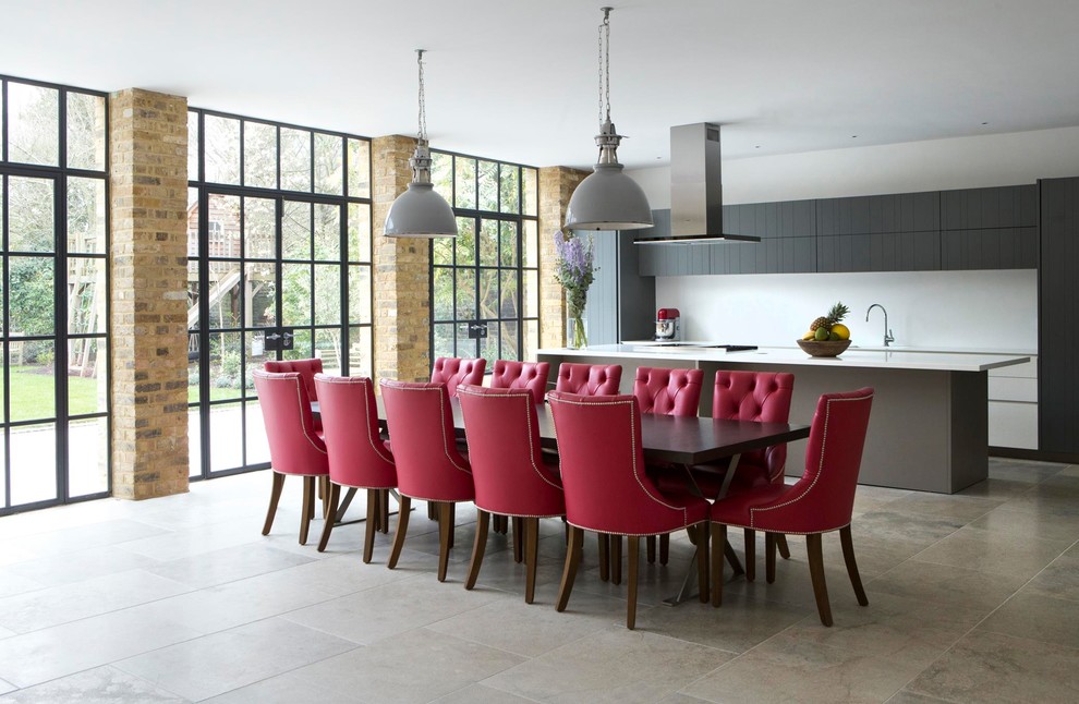 Inspiration pour une salle à manger ouverte sur la cuisine design de taille moyenne avec un mur blanc et un sol gris.