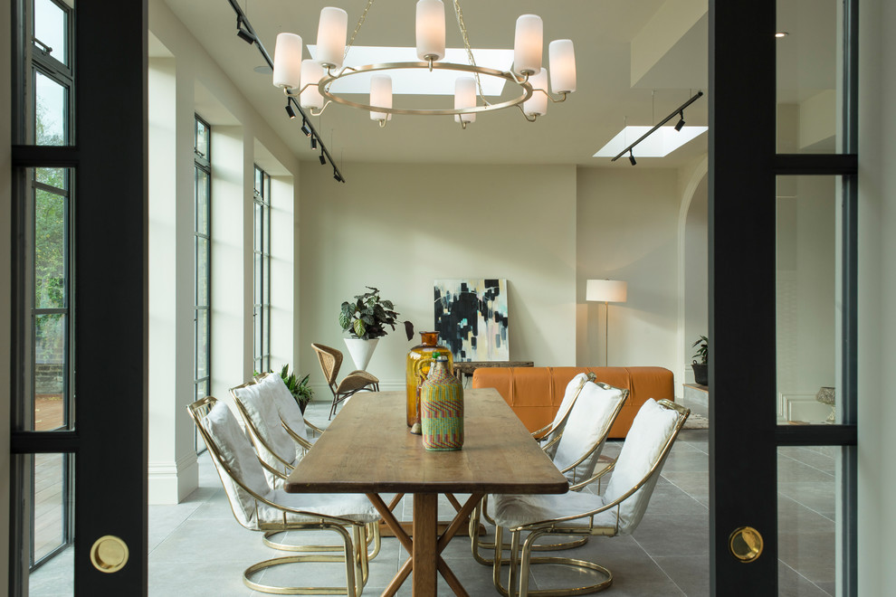 Ispirazione per una sala da pranzo aperta verso il soggiorno moderna di medie dimensioni con pareti grigie e pavimento grigio