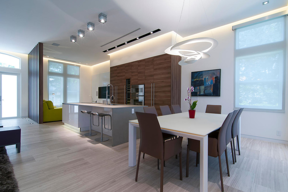 Inspiration pour une salle à manger ouverte sur la cuisine design de taille moyenne avec un mur blanc et un sol en marbre.