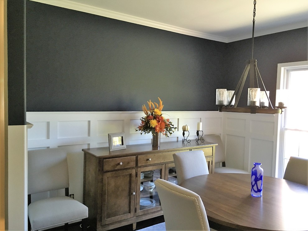 Foto di una piccola sala da pranzo tradizionale chiusa con pareti grigie e parquet scuro