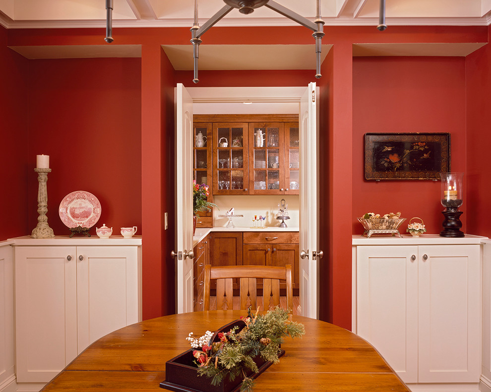 Foto di una sala da pranzo tradizionale chiusa e di medie dimensioni con pareti rosse