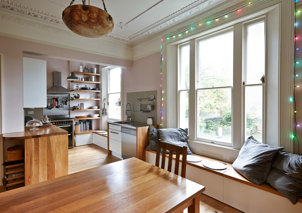Mittelgroße Klassische Wohnküche mit lila Wandfarbe und braunem Holzboden in London