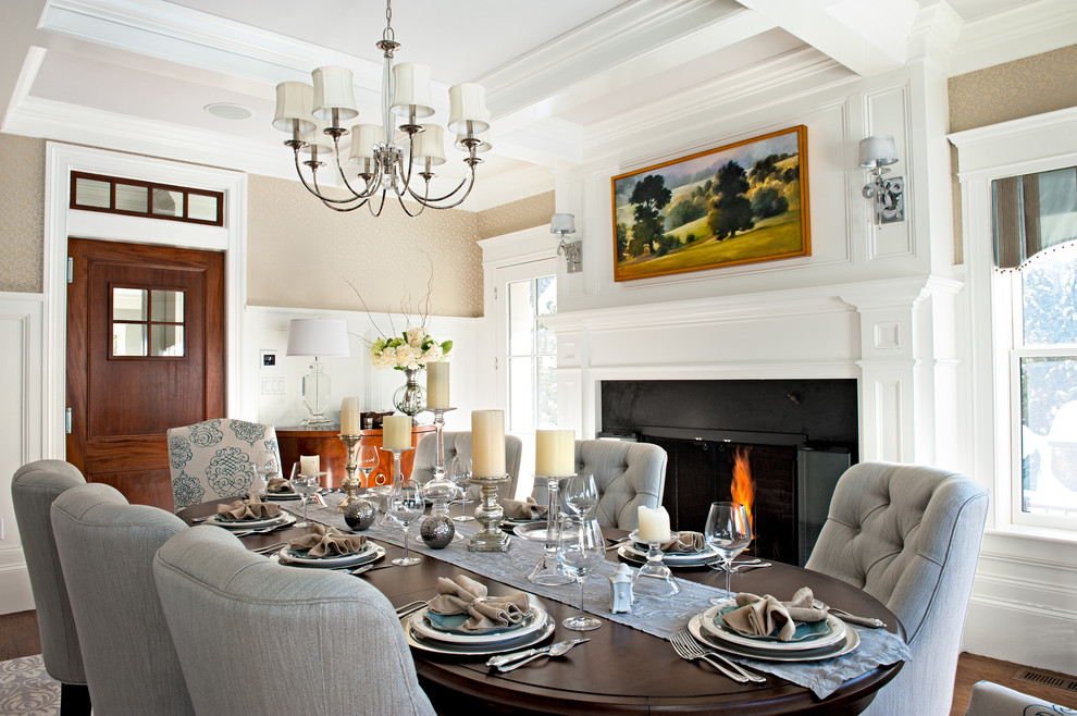 Idée de décoration pour une grande salle à manger tradition fermée avec un mur beige, parquet foncé, une cheminée standard et éclairage.