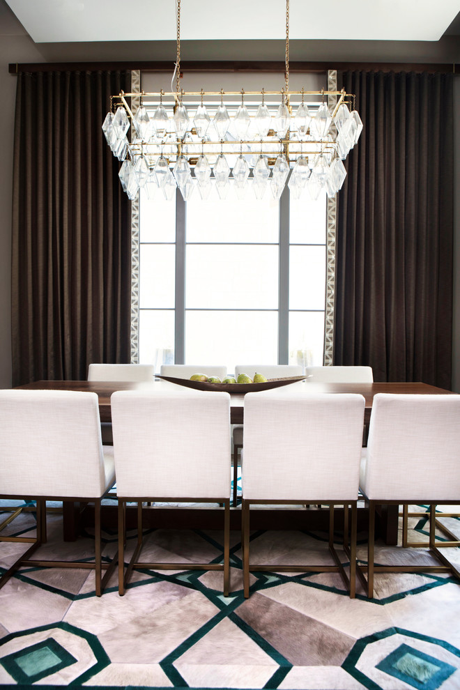 Стильный дизайн: гостиная-столовая среднего размера в стиле неоклассика (современная классика) с белыми стенами, темным паркетным полом и коричневым полом без камина - последний тренд