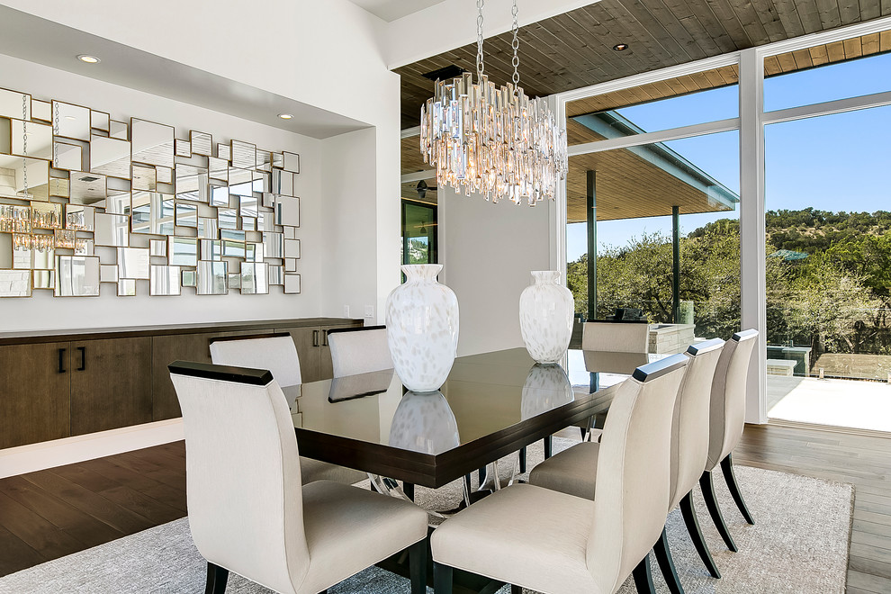 Immagine di una grande sala da pranzo aperta verso il soggiorno design con pareti bianche, pavimento in legno massello medio e pavimento marrone