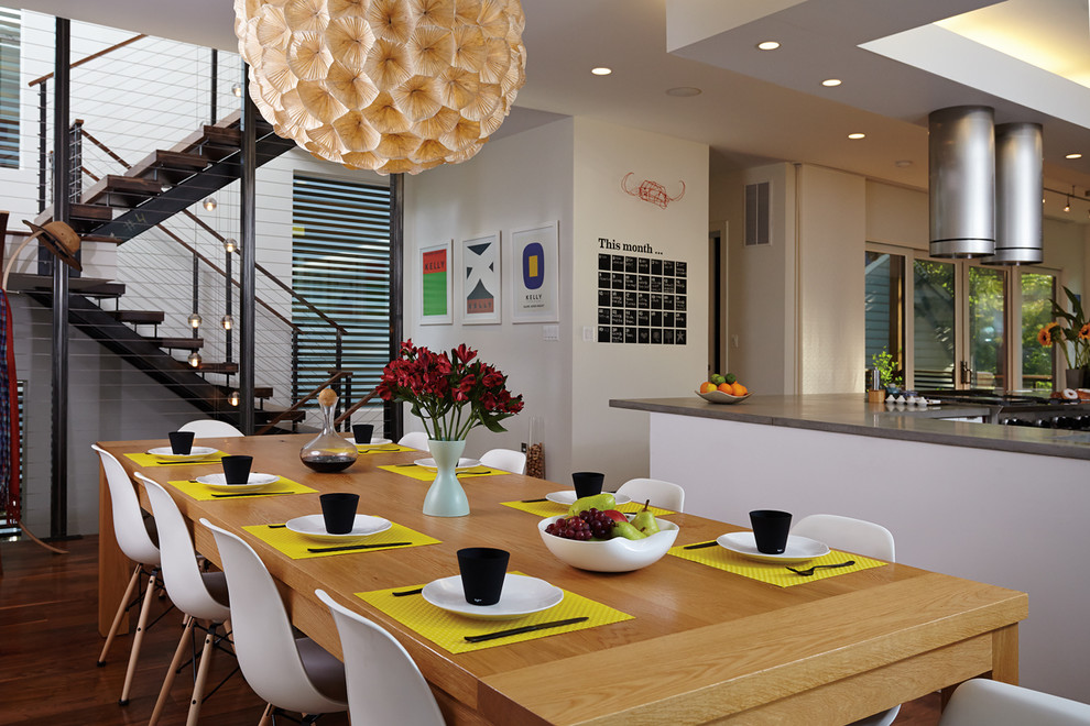 Свежая идея для дизайна: кухня-столовая в современном стиле с белыми стенами и темным паркетным полом без камина - отличное фото интерьера