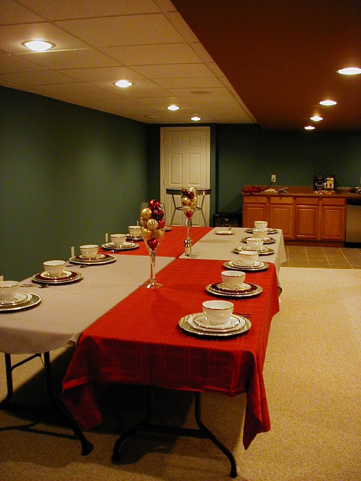 Aménagement d'une salle à manger ouverte sur le salon classique de taille moyenne avec un mur marron, moquette et aucune cheminée.