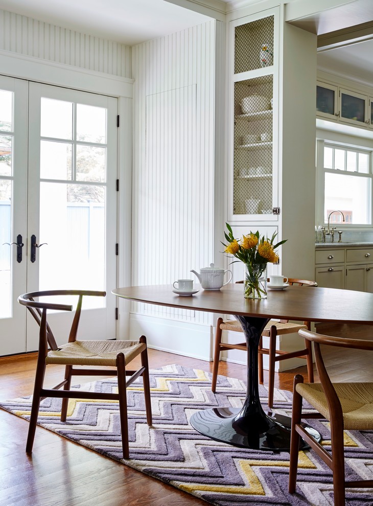 Aménagement d'une salle à manger ouverte sur la cuisine classique de taille moyenne avec un mur blanc et moquette.