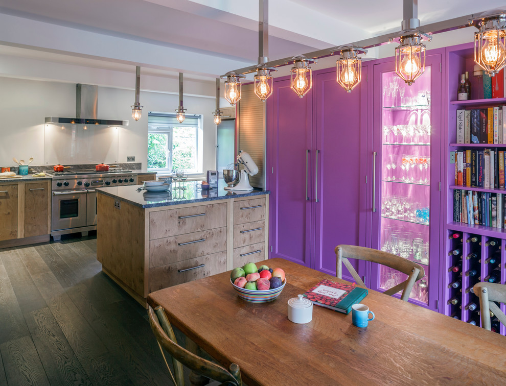 Cette photo montre une salle à manger ouverte sur la cuisine tendance avec un sol en bois brun et aucune cheminée.