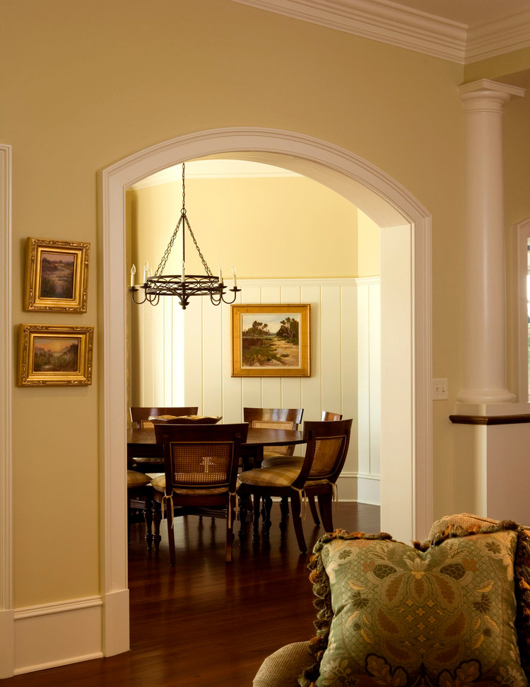 Idee per una grande sala da pranzo aperta verso la cucina classica con pareti gialle e pavimento in legno massello medio