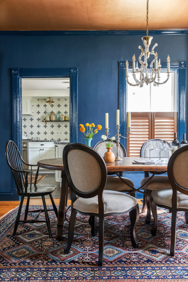 Идея дизайна: столовая в викторианском стиле с синими стенами и светлым паркетным полом