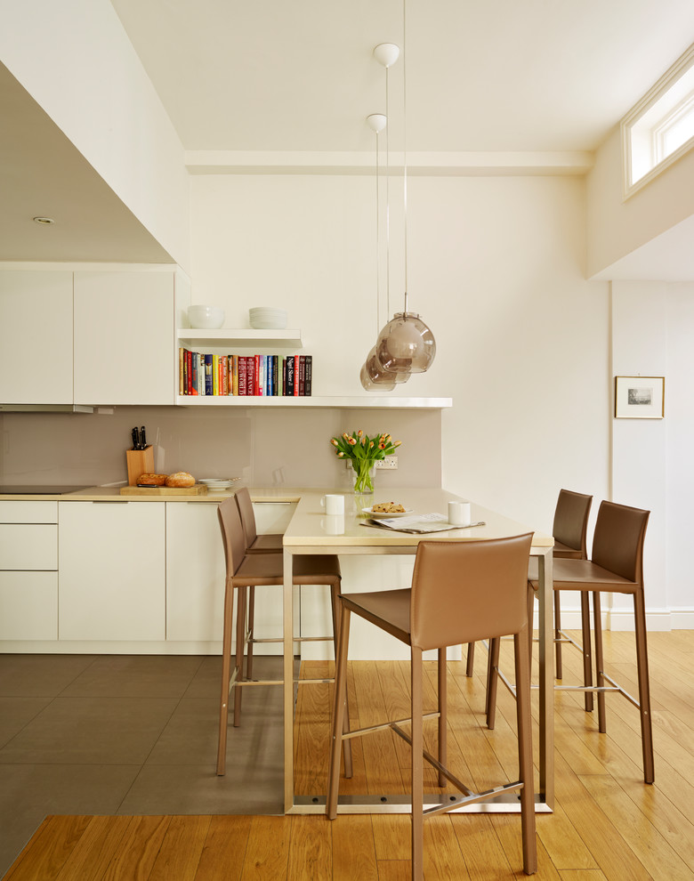 Idee per una sala da pranzo contemporanea di medie dimensioni con pareti beige, pavimento in legno massello medio e pavimento marrone